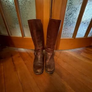 *Frye- Distressed Veronica back zip😍